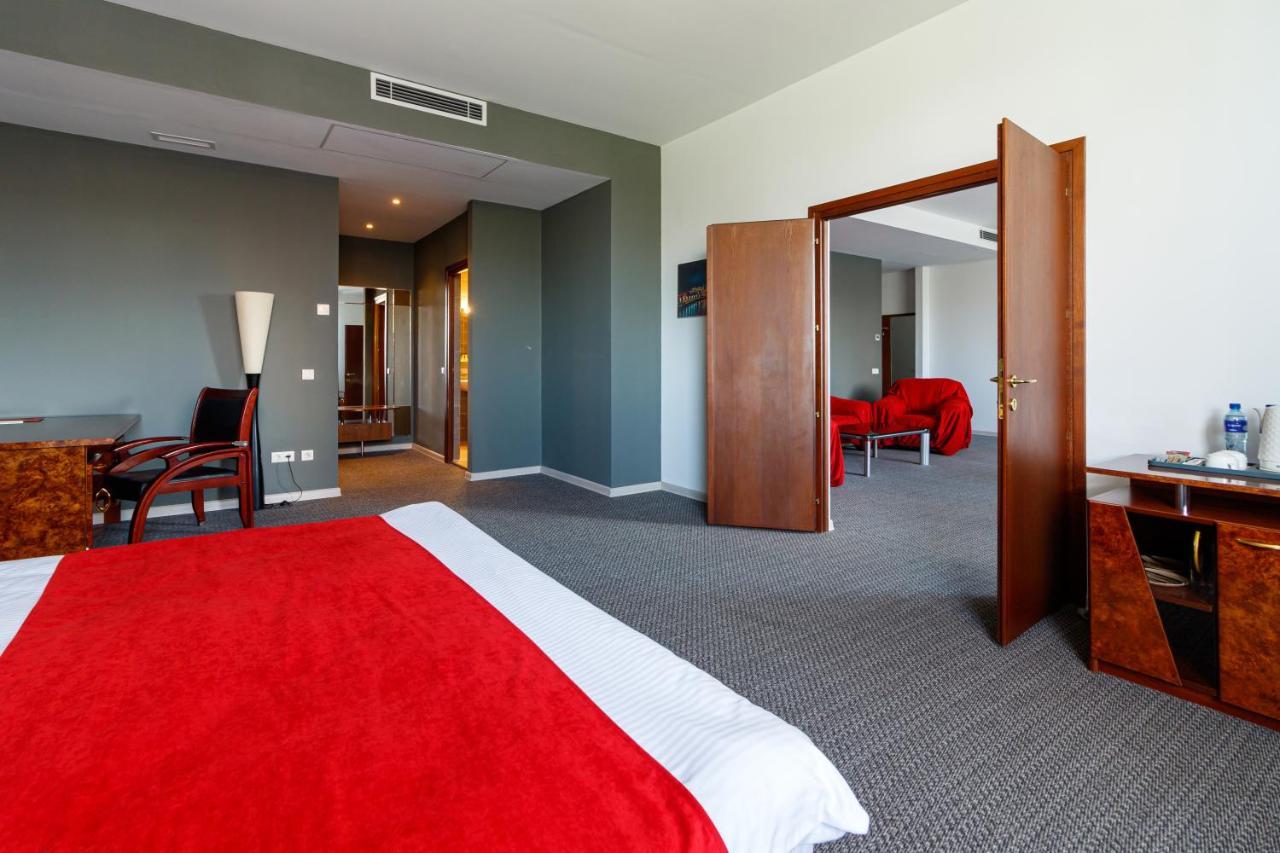 Moscow House Hotel Yerevan Bagian luar foto