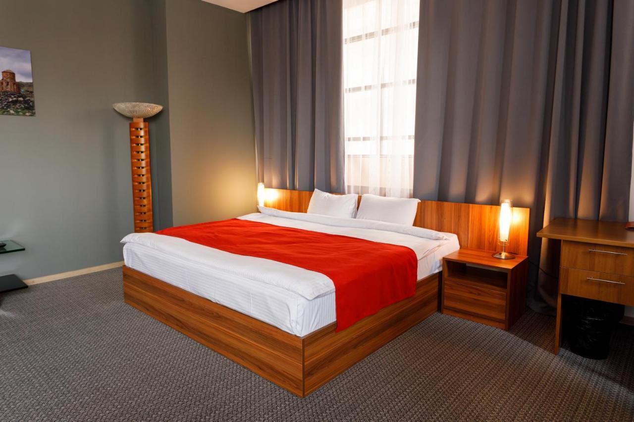 Moscow House Hotel Yerevan Bagian luar foto